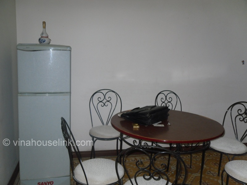A cheap house with 3 floors, 3 bedrooms for rent in Dao Tan Street
